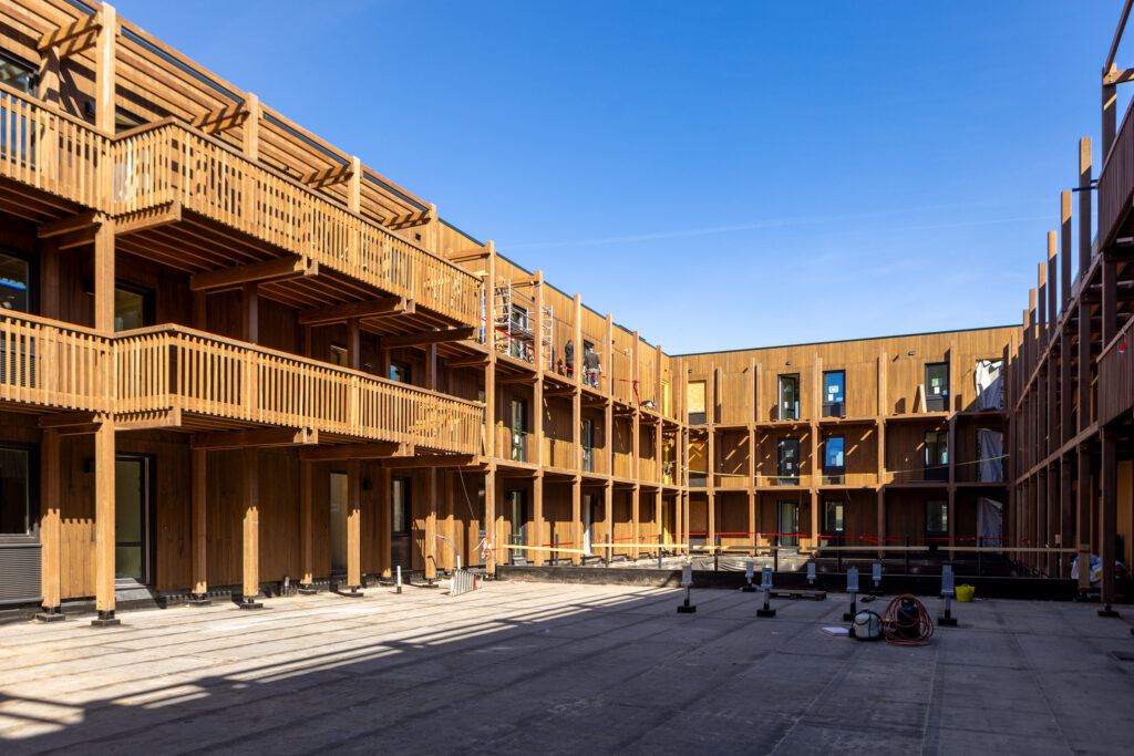 Houten appartementencomplex in aanbouw